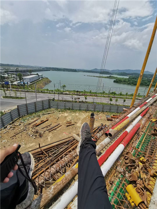 如东县作业中发生设备损坏或人员意外，责任怎么划分？